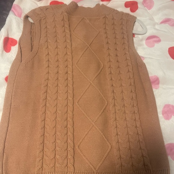 Cute sweater vest in size L. Nice for layering old money look - Picture 2 of 2